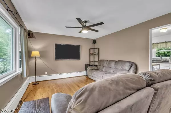 10 Dale Trl, Hopatcong Boro, NJ 07843