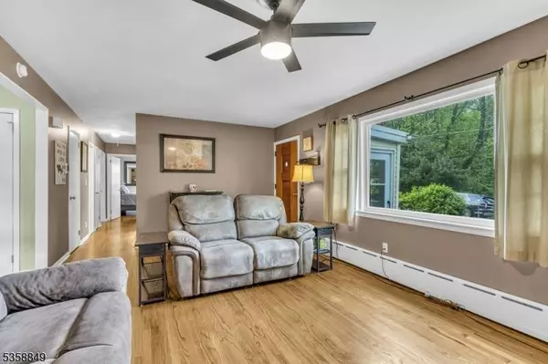 10 Dale Trl, Hopatcong Boro, NJ 07843