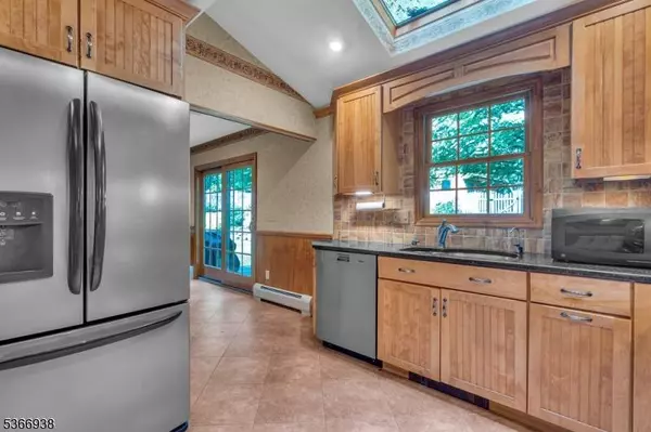 87 Edward Dr, Ringwood Boro, NJ 07456