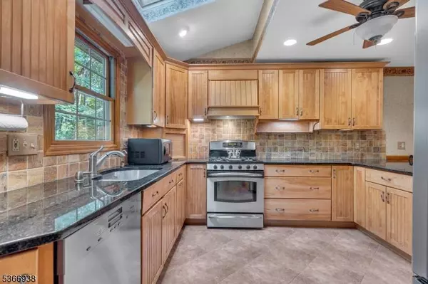 87 Edward Dr, Ringwood Boro, NJ 07456