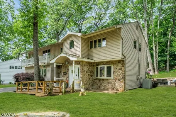 3 Kadel Dr, Mount Arlington Boro, NJ 07856