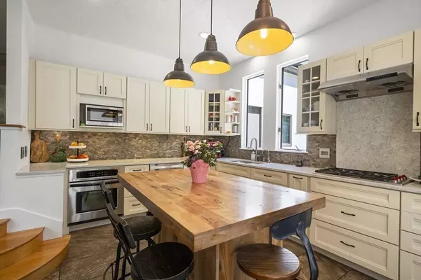 17 Juniper Ln, Framingham, MA 01701