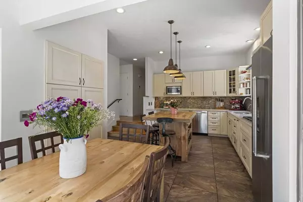 17 Juniper Ln, Framingham, MA 01701