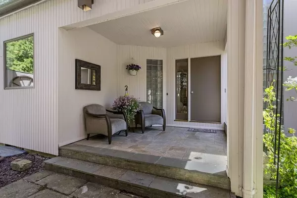 17 Juniper Ln, Framingham, MA 01701