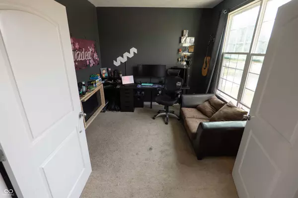 2016 Creek Bank DR, Columbus, IN 47201