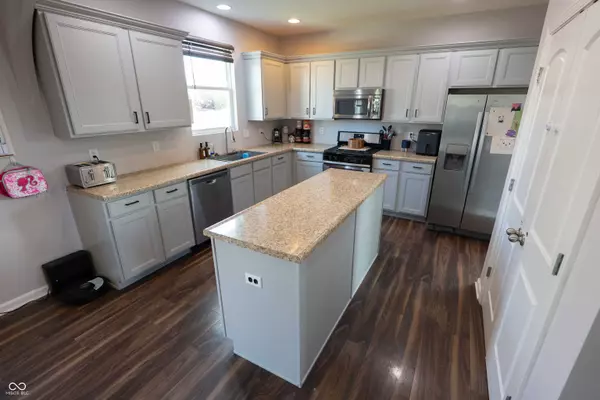 2016 Creek Bank DR, Columbus, IN 47201