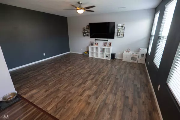 2016 Creek Bank DR, Columbus, IN 47201