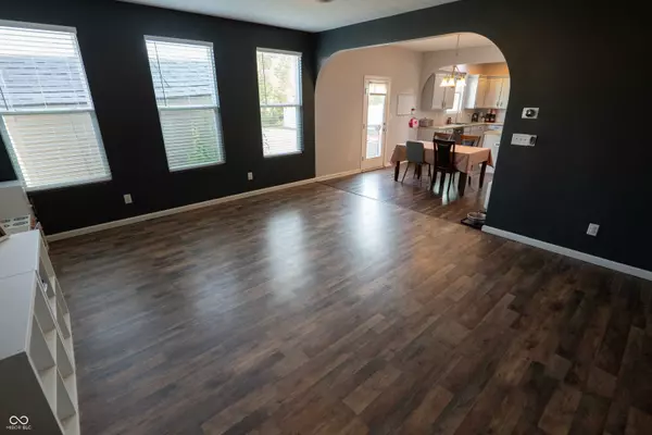 2016 Creek Bank DR, Columbus, IN 47201