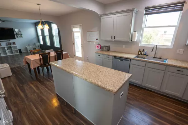 2016 Creek Bank DR, Columbus, IN 47201