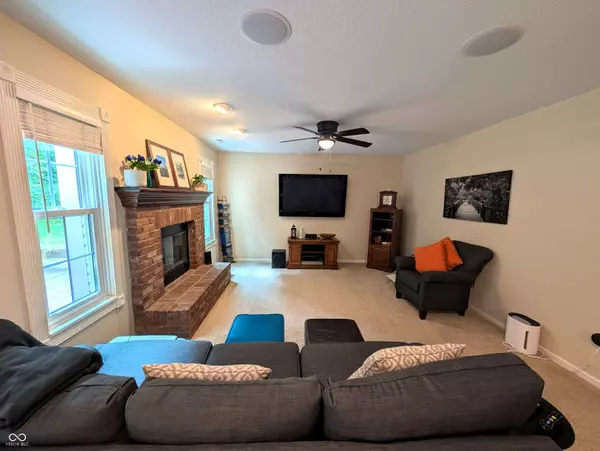 2879 Prairie Stream WAY, Columbus, IN 47203