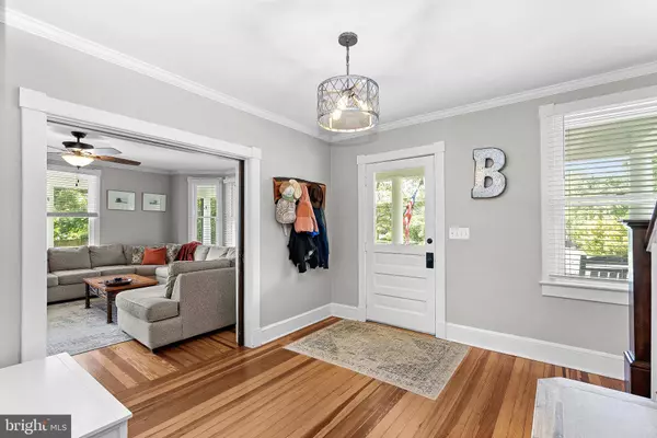 9 N LOCUST ST, Round Hill, VA 20141