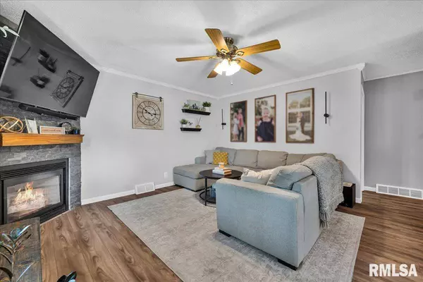 301 DEVONSHIRE RD, Washington, IL 61571