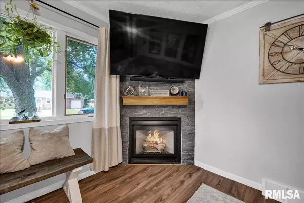 301 DEVONSHIRE RD, Washington, IL 61571