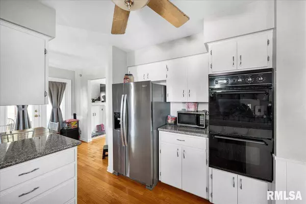 2109 GLENVIEW DR, Pekin, IL 61554