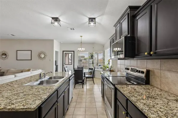9213 Hill Topper Trail, Fort Worth, TX 76131