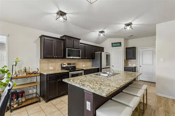 9213 Hill Topper Trail, Fort Worth, TX 76131