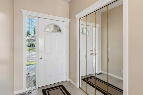 42 Scimitar CIR NW, Calgary, AB T3L 2C8
