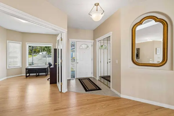 42 Scimitar CIR NW, Calgary, AB T3L 2C8