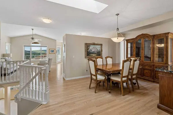 42 Scimitar CIR NW, Calgary, AB T3L 2C8