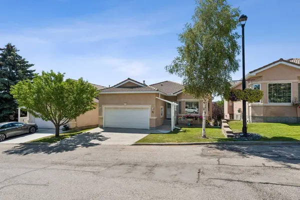 42 Scimitar CIR NW, Calgary, AB T3L 2C8