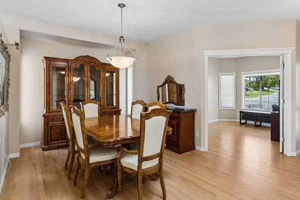 42 Scimitar CIR NW, Calgary, AB T3L 2C8