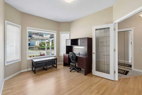 42 Scimitar CIR NW, Calgary, AB T3L 2C8
