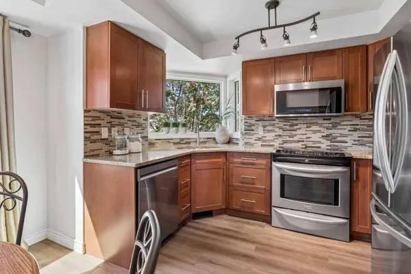 24 Scenic Acres DR NW, Calgary, AB T3L 1C2