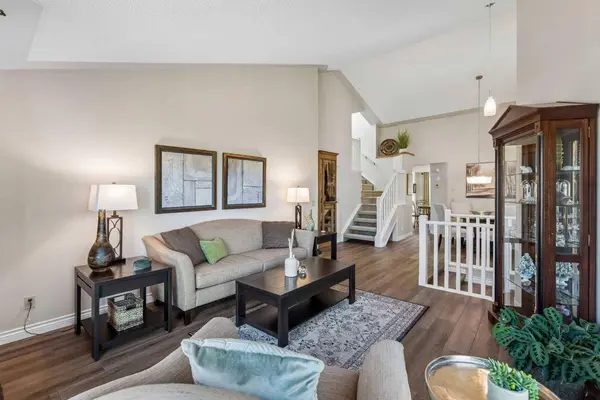 24 Scenic Acres DR NW, Calgary, AB T3L 1C2