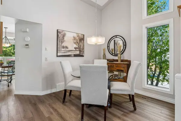 24 Scenic Acres DR NW, Calgary, AB T3L 1C2
