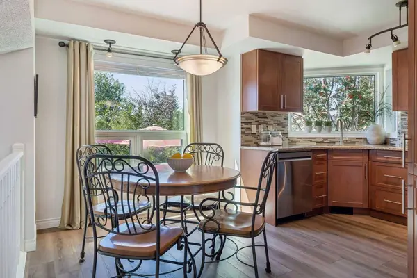 24 Scenic Acres DR NW, Calgary, AB T3L 1C2