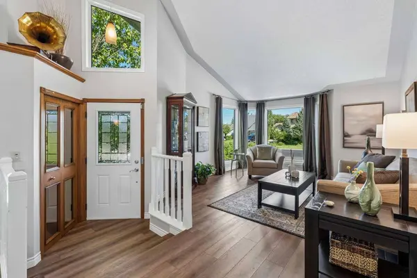 24 Scenic Acres DR NW, Calgary, AB T3L 1C2