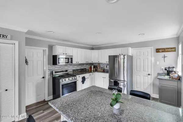 37 Kennedy Way, Keansburg, NJ 07734