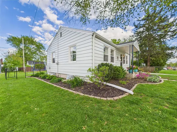 W165N8436 Lavergne Ave, Menomonee Falls, WI 53051