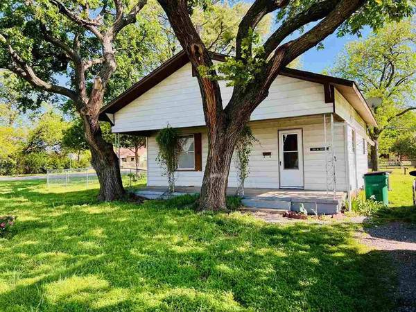 301 W DAISY STREET, Iowa Park, TX 76367