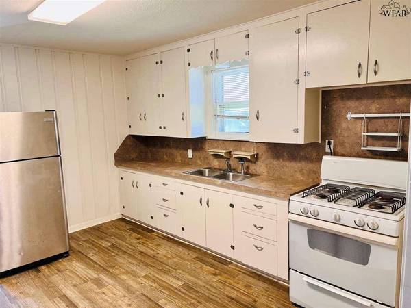 301 W DAISY STREET, Iowa Park, TX 76367
