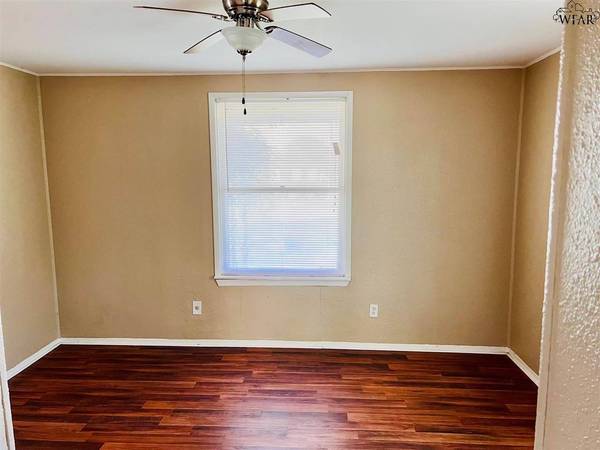 301 W DAISY STREET, Iowa Park, TX 76367