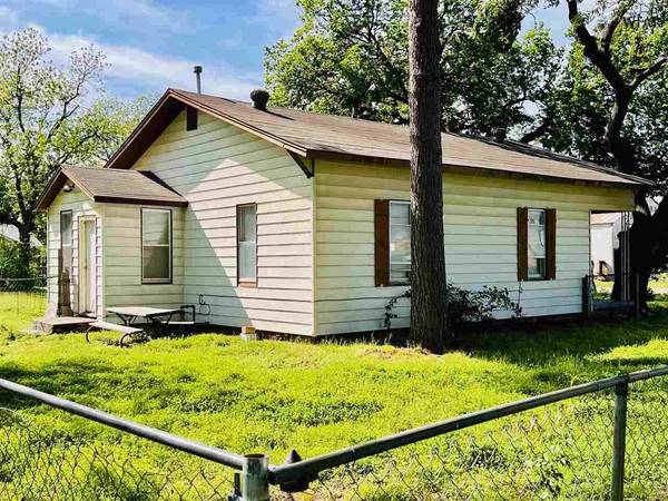 301 W DAISY STREET, Iowa Park, TX 76367