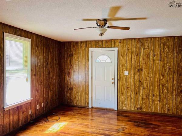 301 W DAISY STREET, Iowa Park, TX 76367