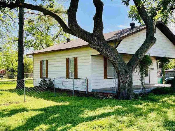 301 W DAISY STREET, Iowa Park, TX 76367