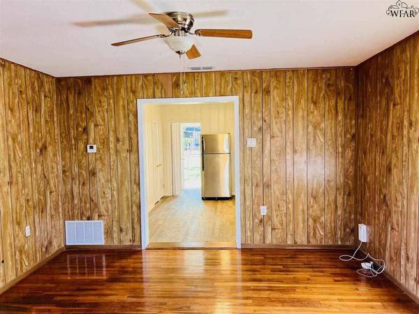301 W DAISY STREET, Iowa Park, TX 76367