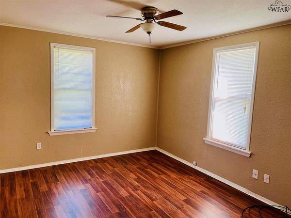 301 W DAISY STREET, Iowa Park, TX 76367