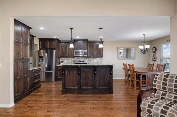 2711 W Colton AVE, Ozark, MO 65721