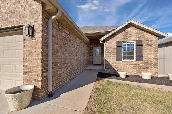 2711 W Colton AVE, Ozark, MO 65721