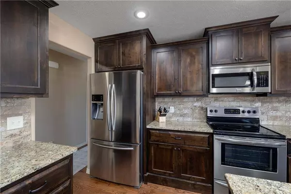 2711 W Colton AVE, Ozark, MO 65721