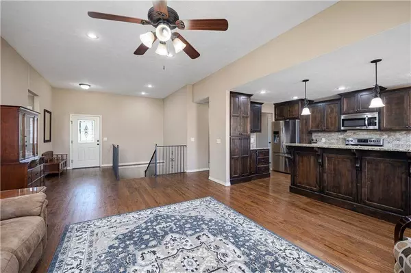 2711 W Colton AVE, Ozark, MO 65721