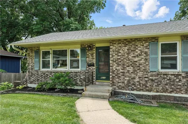 9215 W 76th ST, Overland Park, KS 66204