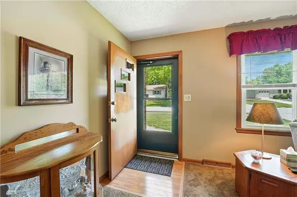 9215 W 76th ST, Overland Park, KS 66204