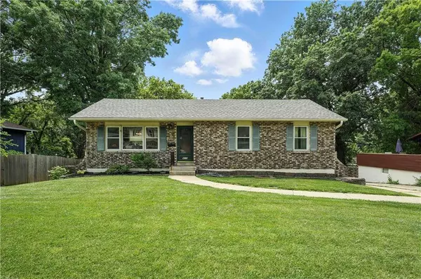 9215 W 76th ST, Overland Park, KS 66204