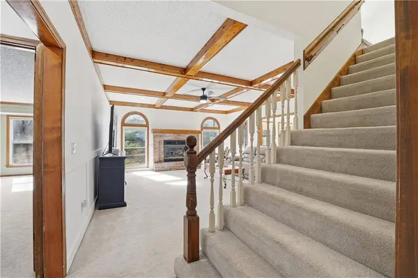 8362 Oakview CIR, Lenexa, KS 66215