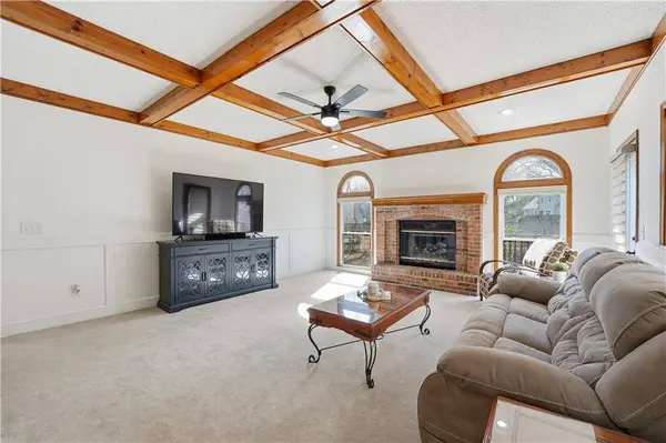 8362 Oakview CIR, Lenexa, KS 66215